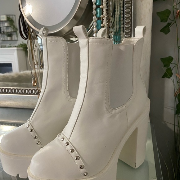 White studded boots - Picture 3 of 4
